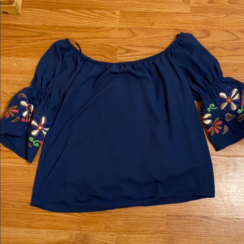 off the shoulders beautiful sleeve print shirt!